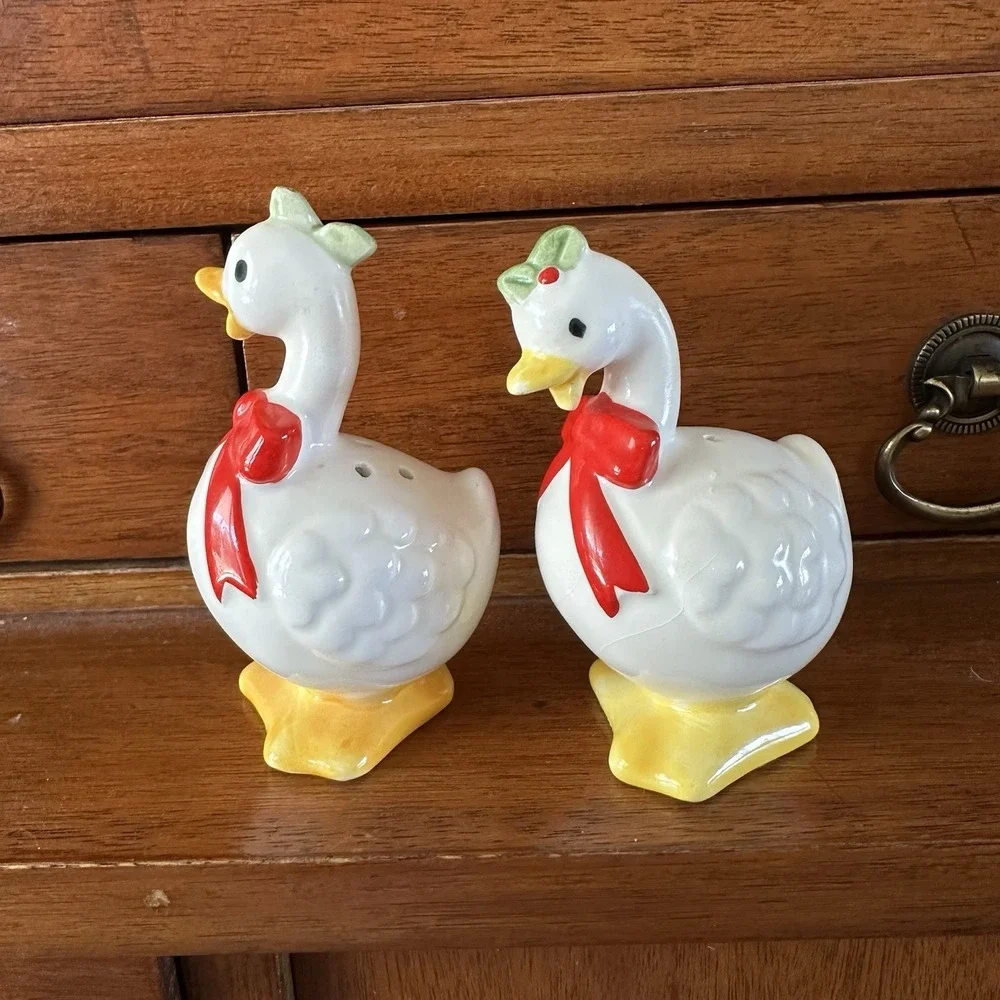 VTG Pair Of Goose Salt & Pepper Shakers Red Bows Holly Christmas Cottagecore